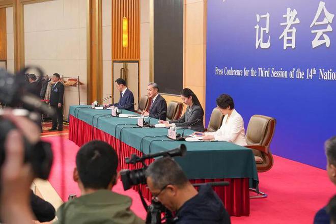 捕魚機:鄧炳強秘密離港去泰國被質疑,難道不知道什麽更重要嗎?